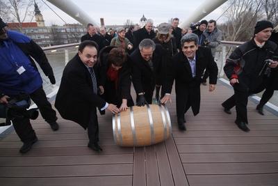 A szolnoki Tiszavirág híd avatója-stock-foto