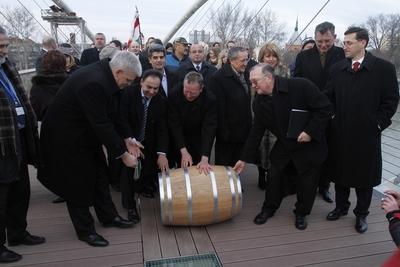 A szolnoki Tiszavirág híd avatója-stock-foto