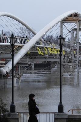 A szolnoki Tiszavirág híd avatója-stock-foto