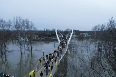 A szolnoki Tiszavirág híd avatója-stock-foto