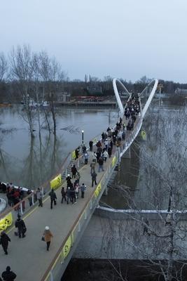 A szolnoki Tiszavirág híd avatója-stock-foto