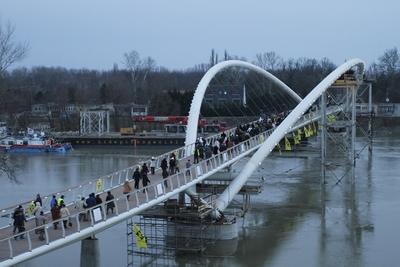 A szolnoki Tiszavirág híd avatója-stock-foto