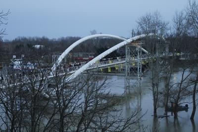 A szolnoki Tiszavirág híd avatója-stock-foto
