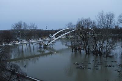 A szolnoki Tiszavirág híd avatója-stock-foto