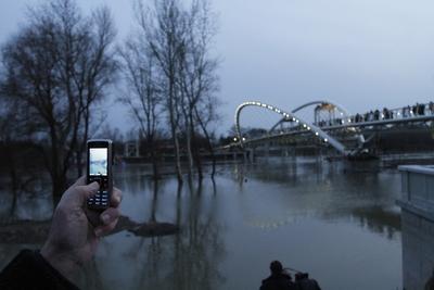 A szolnoki Tiszavirág híd avatója-stock-foto