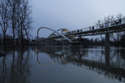 A szolnoki Tiszavirág híd avatója-stock-foto