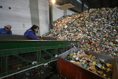 Optikai műanyaghulladék-válogató üzem-stock-foto
