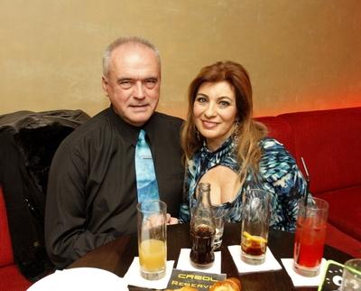 Jótékonysági pultozás sztárokkal-stock-foto