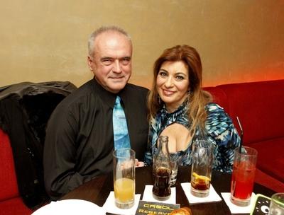 Jótékonysági pultozás sztárokkal-stock-foto