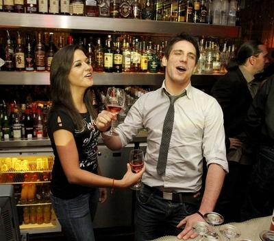 Jótékonysági pultozás sztárokkal-stock-foto