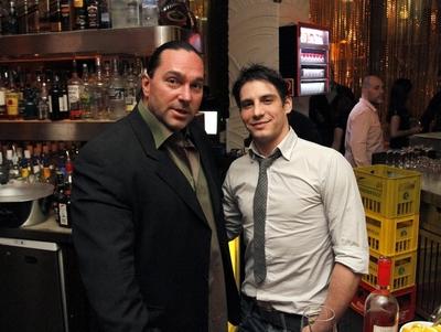 Jótékonysági pultozás sztárokkal-stock-foto