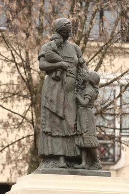 Kaszab Károly: Anyák szobra-stock-foto