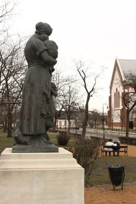 Kaszab Károly: Anyák szobra-stock-foto