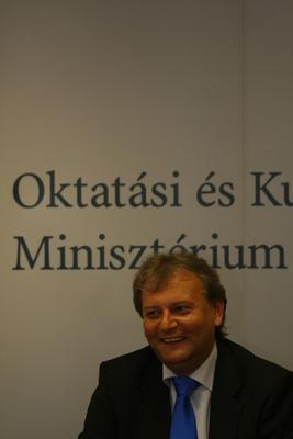 Hiller István részt vesz a Felsőoktatási Kerekasztal ülésén-stock-foto