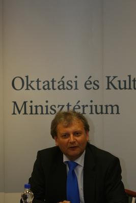 Hiller István részt vesz a Felsőoktatási Kerekasztal ülésén-stock-foto