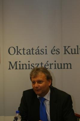 Hiller István részt vesz a Felsőoktatási Kerekasztal ülésén-stock-foto