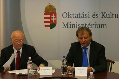 Hiller István részt vesz a Felsőoktatási Kerekasztal ülésén-stock-foto