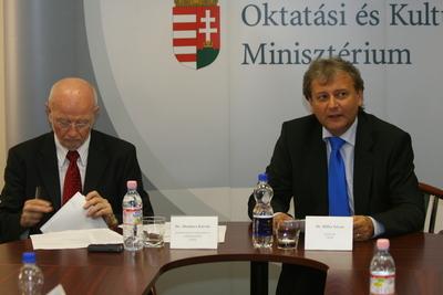 Hiller István részt vesz a Felsőoktatási Kerekasztal ülésén-stock-foto