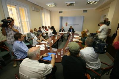 Hiller István részt vesz a Felsőoktatási Kerekasztal ülésén-stock-foto