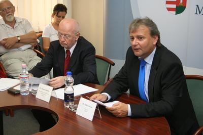 Hiller István részt vesz a Felsőoktatási Kerekasztal ülésén-stock-foto