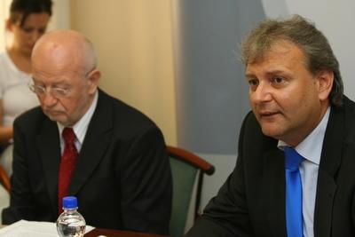 Hiller István részt vesz a Felsőoktatási Kerekasztal ülésén-stock-foto