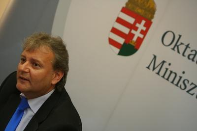 Hiller István részt vesz a Felsőoktatási Kerekasztal ülésén-stock-foto