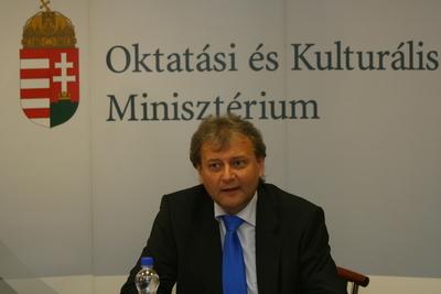 Hiller István részt vesz a Felsőoktatási Kerekasztal ülésén-stock-foto