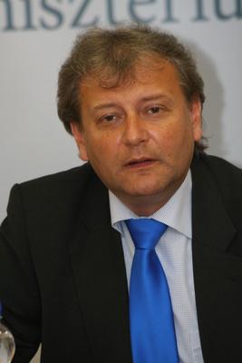 Hiller István részt vesz a Felsőoktatási Kerekasztal ülésén-stock-foto