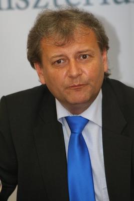 Hiller István részt vesz a Felsőoktatási Kerekasztal ülésén-stock-foto