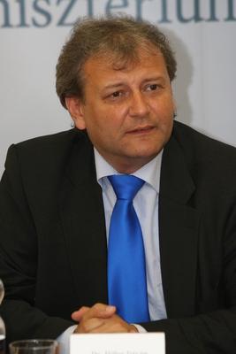 Hiller István részt vesz a Felsőoktatási Kerekasztal ülésén-stock-foto