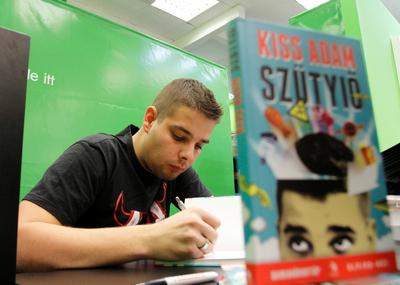 Kiss Ádám dedikálja könyvét-stock-foto