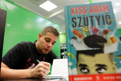 Kiss Ádám dedikálja könyvét-stock-foto