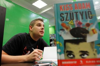 Kiss Ádám dedikálja könyvét-stock-foto