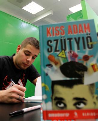 Kiss Ádám dedikálja könyvét-stock-foto