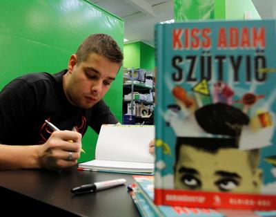 Kiss Ádám dedikálja könyvét-stock-foto