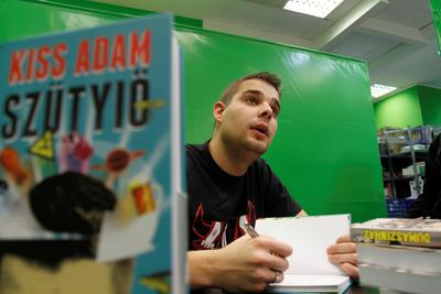 Kiss Ádám dedikálja könyvét-stock-foto