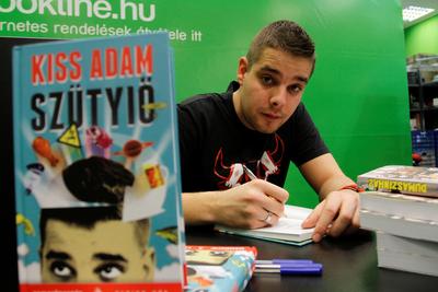 Kiss Ádám dedikálja könyvét-stock-foto