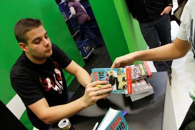 Kiss Ádám dedikálja könyvét-stock-foto