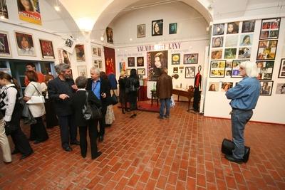Koncz Zsuzsa-életműkiállítás a Komédiumban-stock-foto