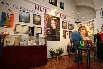 Koncz Zsuzsa-életműkiállítás a Komédiumban-stock-foto