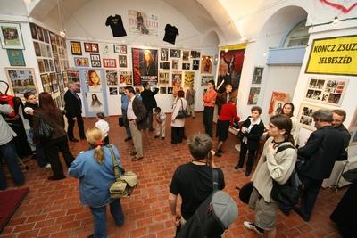 Koncz Zsuzsa-életműkiállítás a Komédiumban-stock-foto