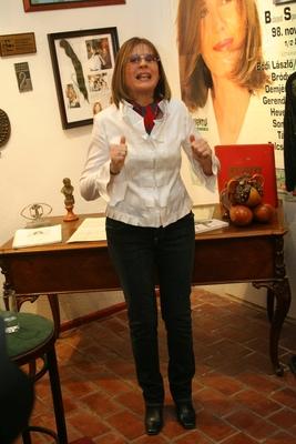 Koncz Zsuzsa-életműkiállítás a Komédiumban-stock-foto