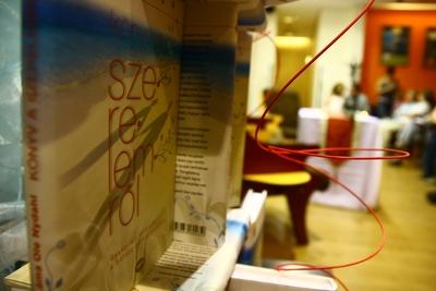 Láma Ole Nydhal könyvét dedikálja-stock-foto