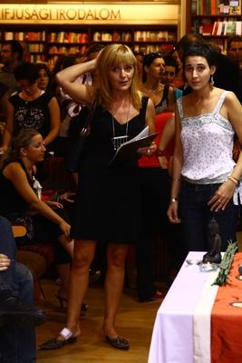 Láma Ole Nydhal könyvét dedikálja-stock-foto