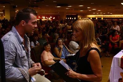 Láma Ole Nydhal könyvét dedikálja-stock-foto