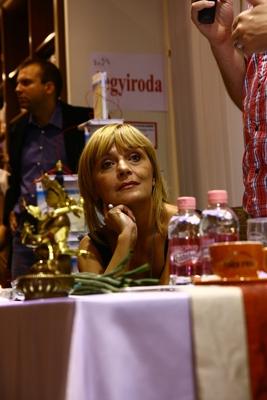 Láma Ole Nydhal könyvét dedikálja-stock-foto