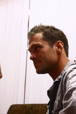 Láma Ole Nydhal könyvét dedikálja-stock-foto