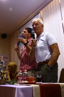 Láma Ole Nydhal könyvét dedikálja-stock-foto