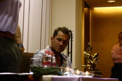 Láma Ole Nydhal könyvét dedikálja-stock-foto