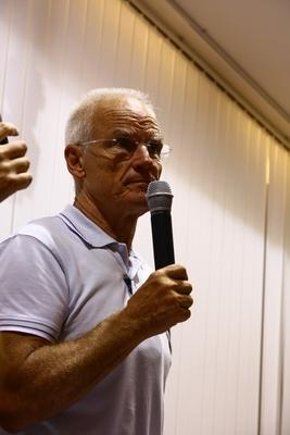 Láma Ole Nydhal könyvét dedikálja-stock-foto